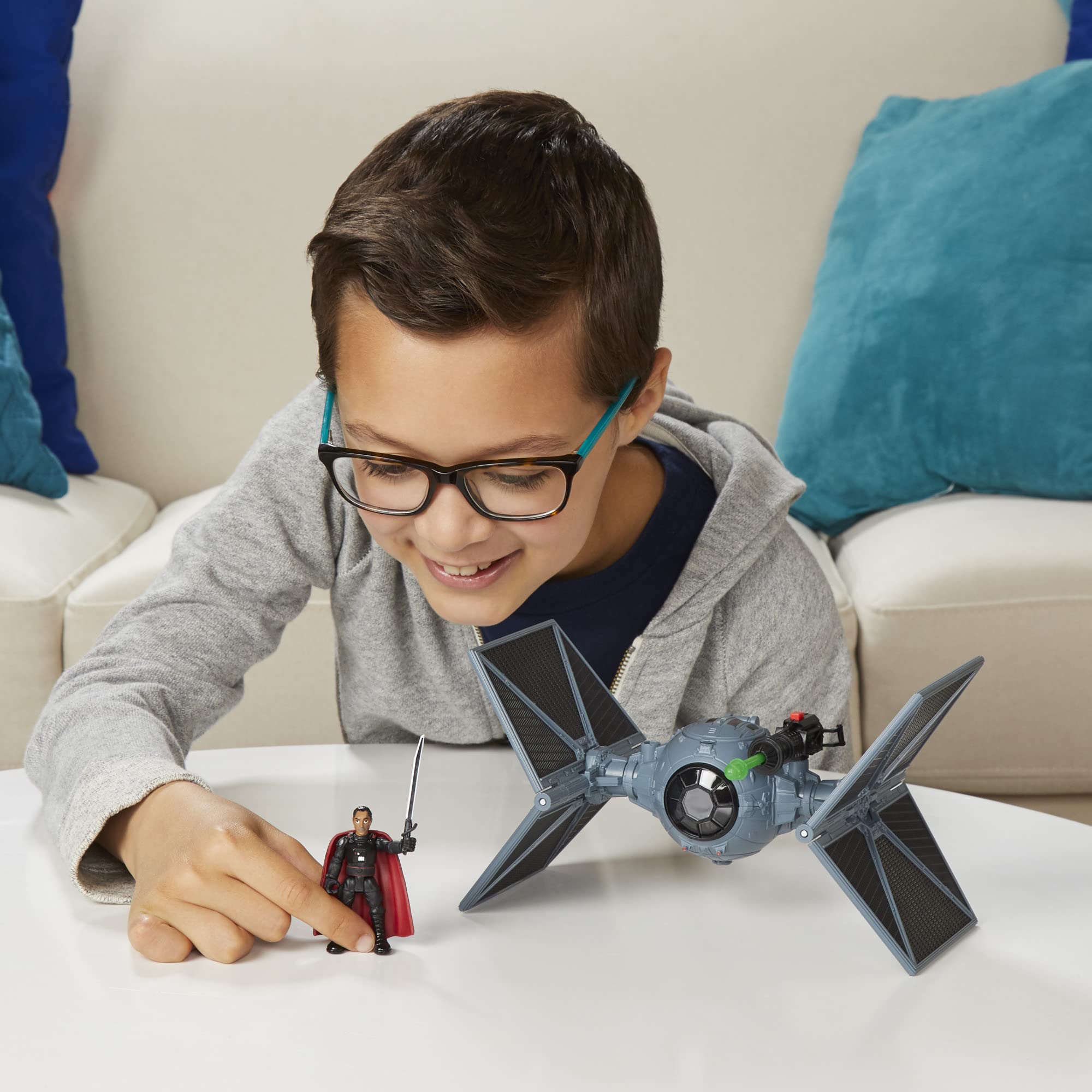STAR WARS Mission Fleet Poseable joints enable varied action poses.