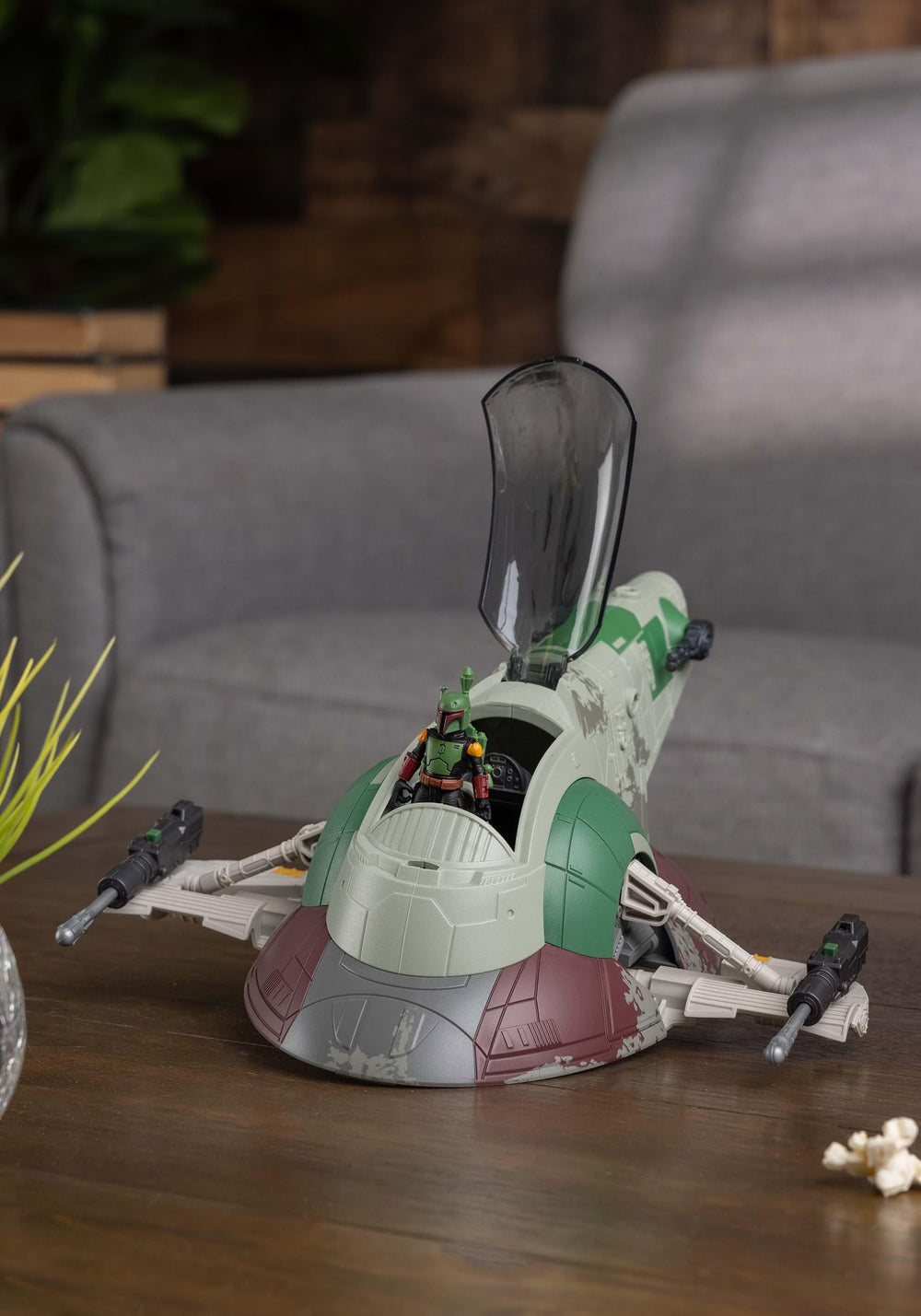 Starship with rotating cockpit enhances immersive pretend battles