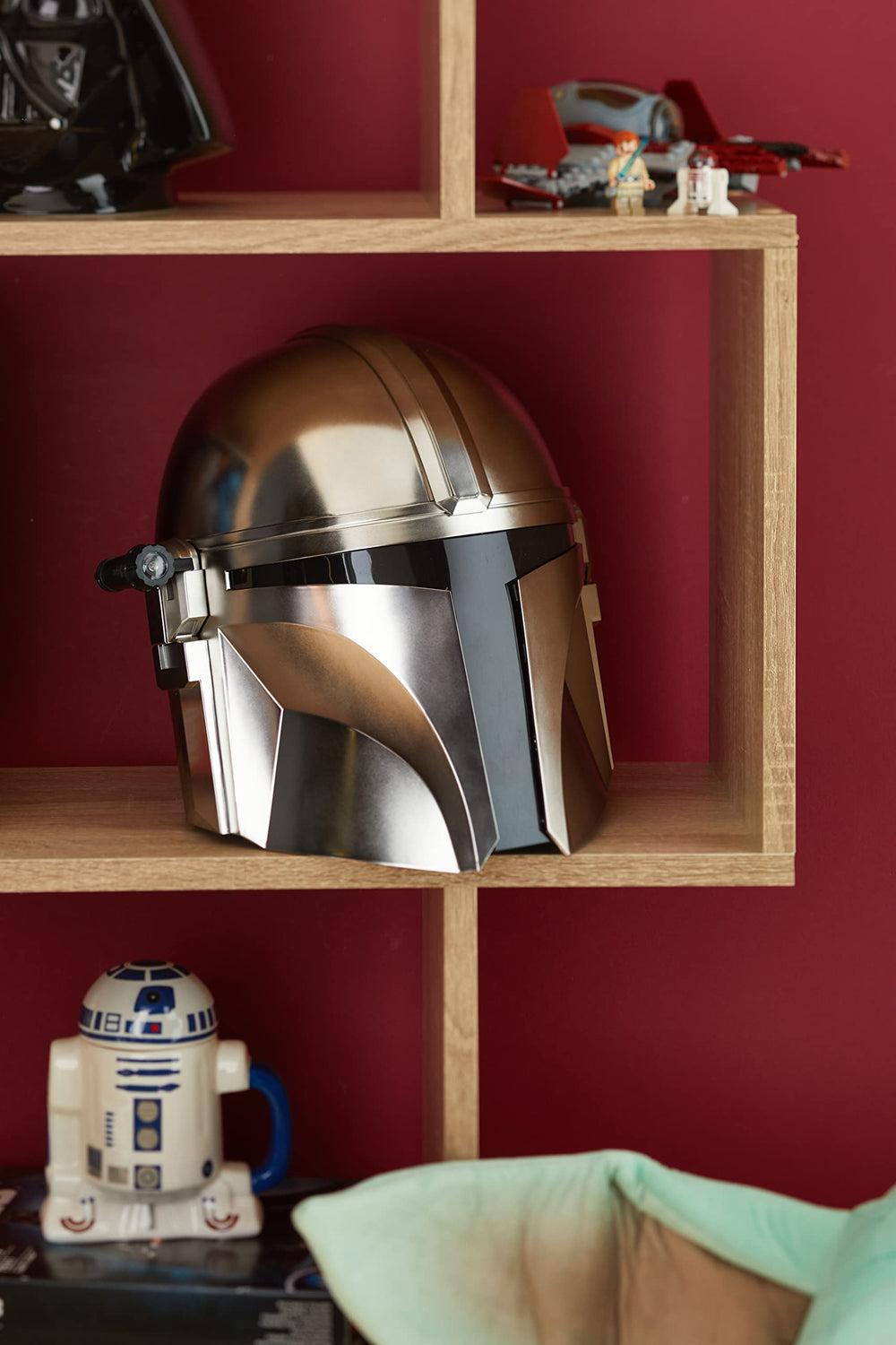 STAR WARS The Mandalorian helmet with electronic light FX for immersive display
