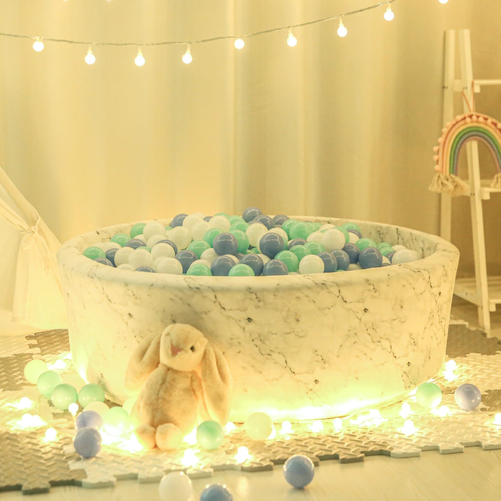 STARBOLO balls in play tent, easy assembly and child-friendly color palette.