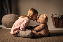 Steiff Jimmy Teddy Bear stands at 55 cm, ideal for carrying and cuddling.