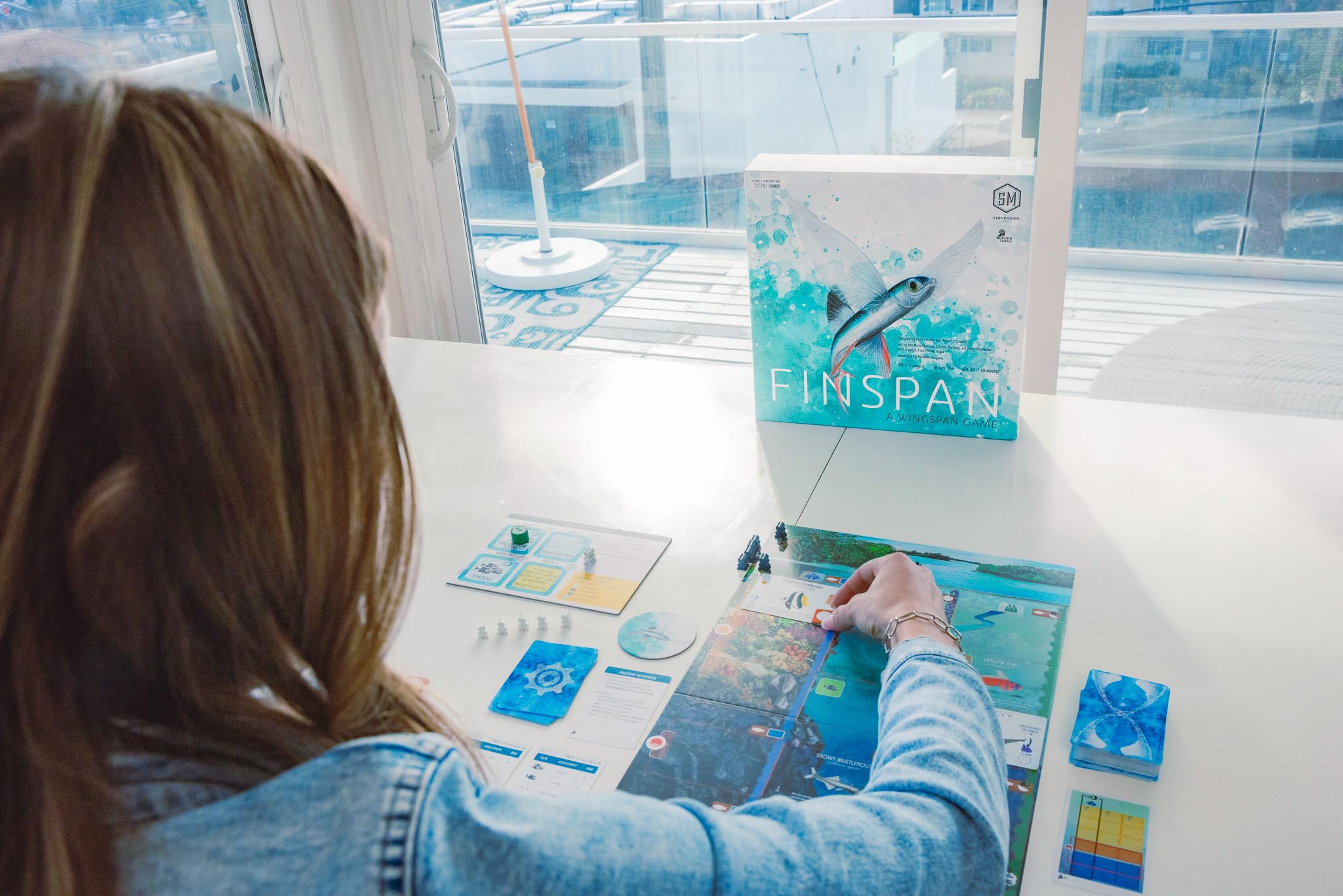 Stonemaier Finspan vibrant artwork enhancing oceanic immersion.