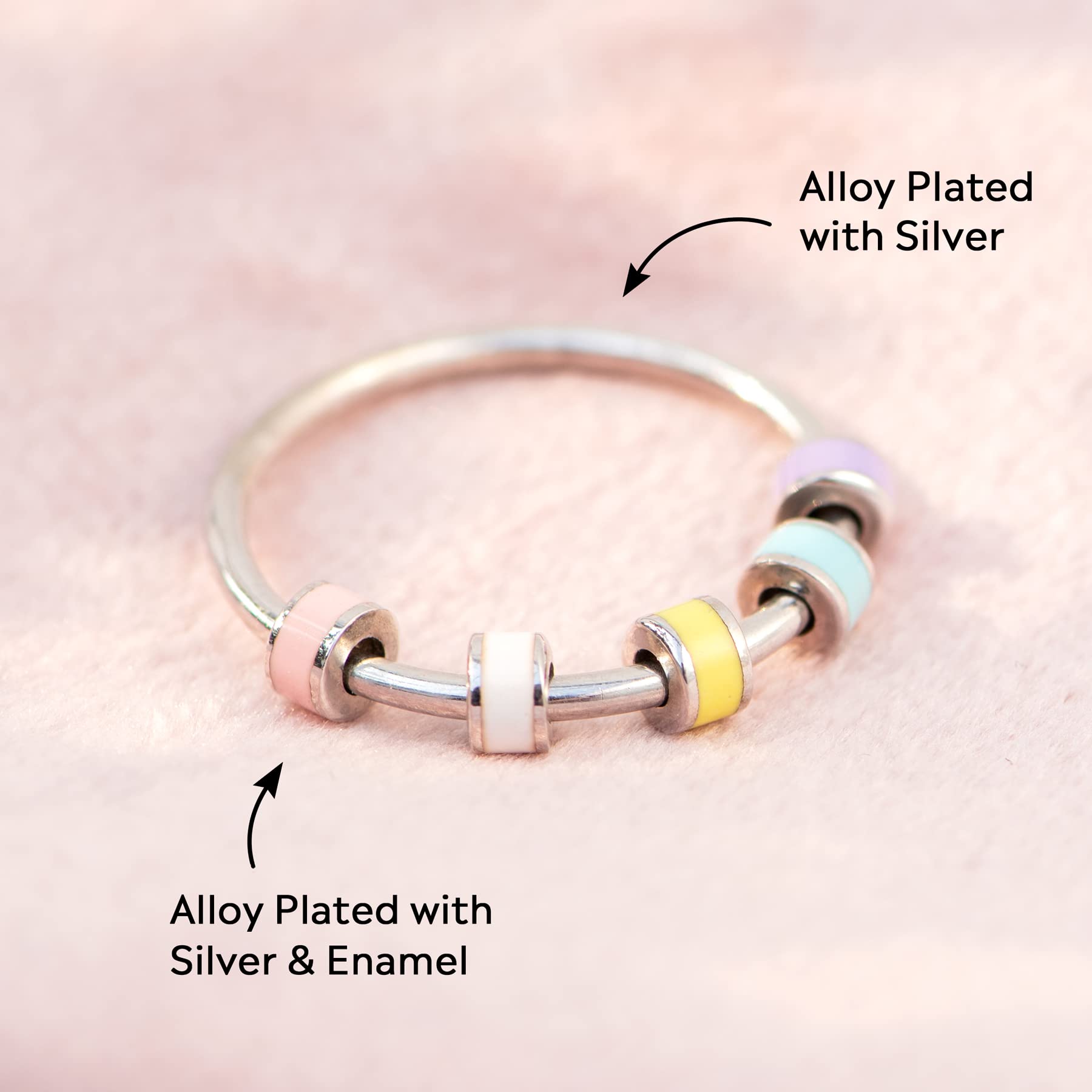 STORYJEWELLERY Daughter Ring surface shine enhances subtle glamour.