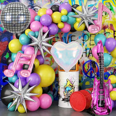 SYNUO Single Note Balloon helps complete a cohesive music-themed backdrop.