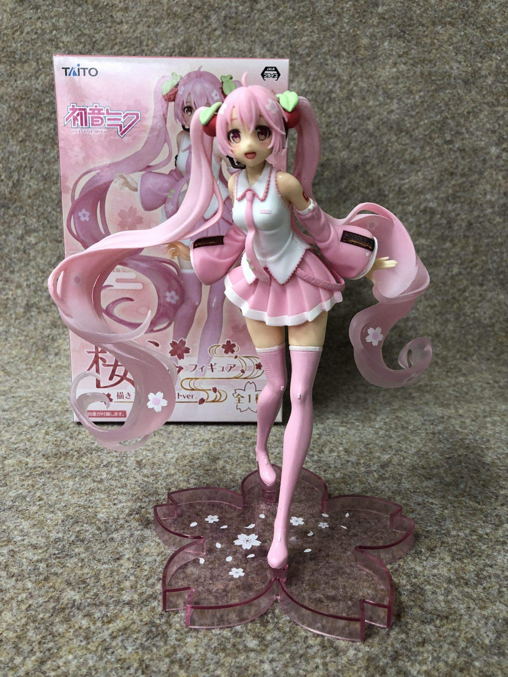 Taito Hatsune Miku Sakura Version figure packaging, clear presentation helps gifting and display planning.