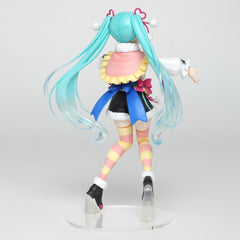 Taito Hatsune Miku collectible figure with compact 5x3x7 size.