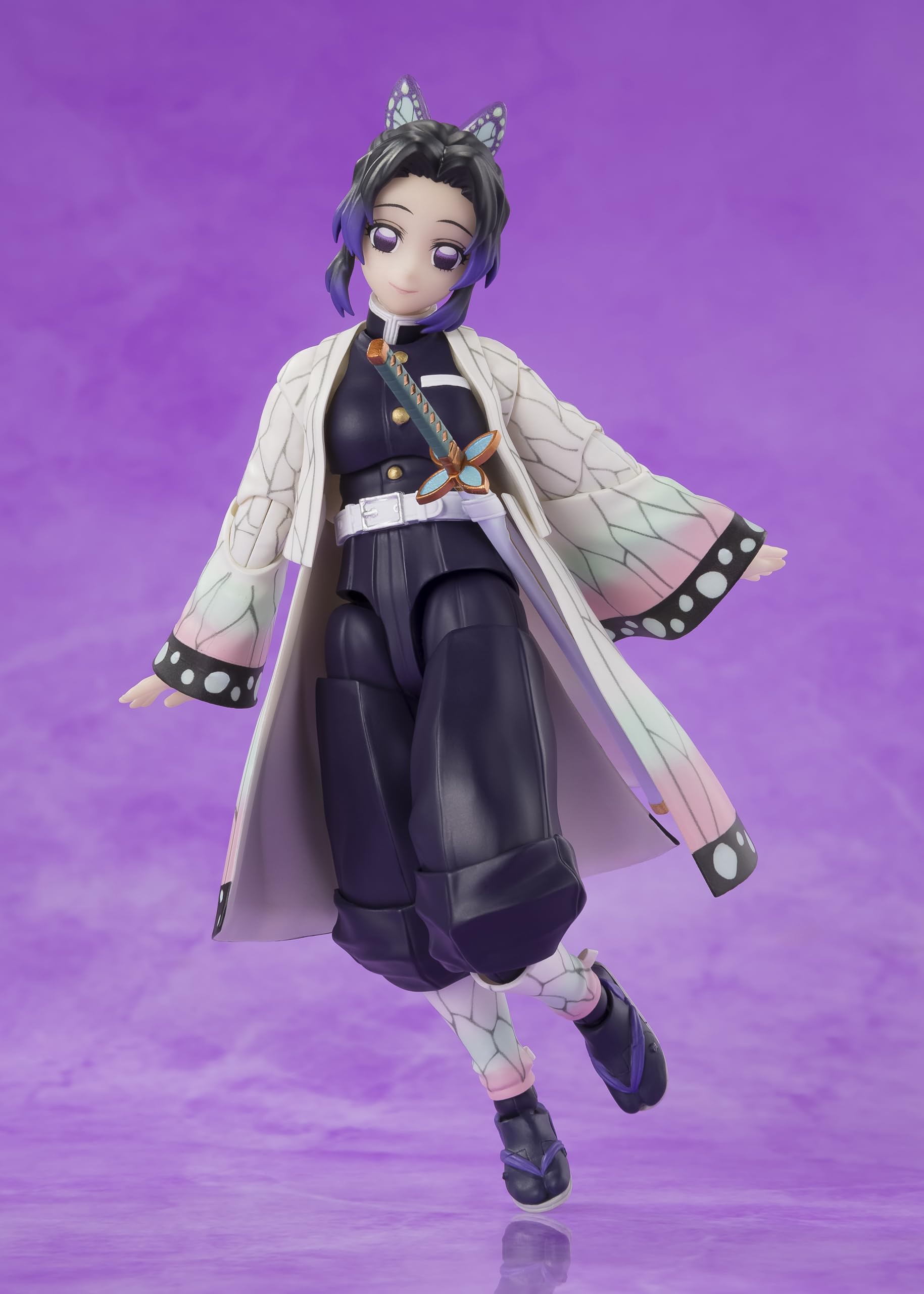 Shinobu Kocho S.H.Figuarts interchangeable hands enable varied action poses.