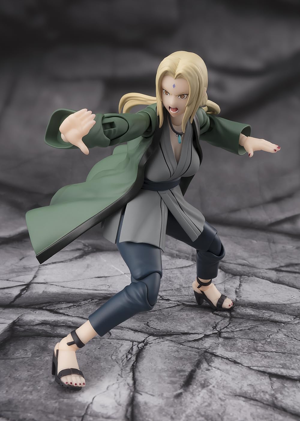 TAMASHII NATIONS Tsunade Mitotic Regeneration hands enable authentic jutsu reenactments.