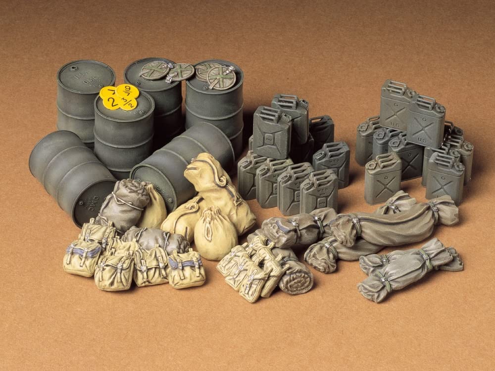 Tamiya canvas field bag and ammo pouch provide authentic soldier gear