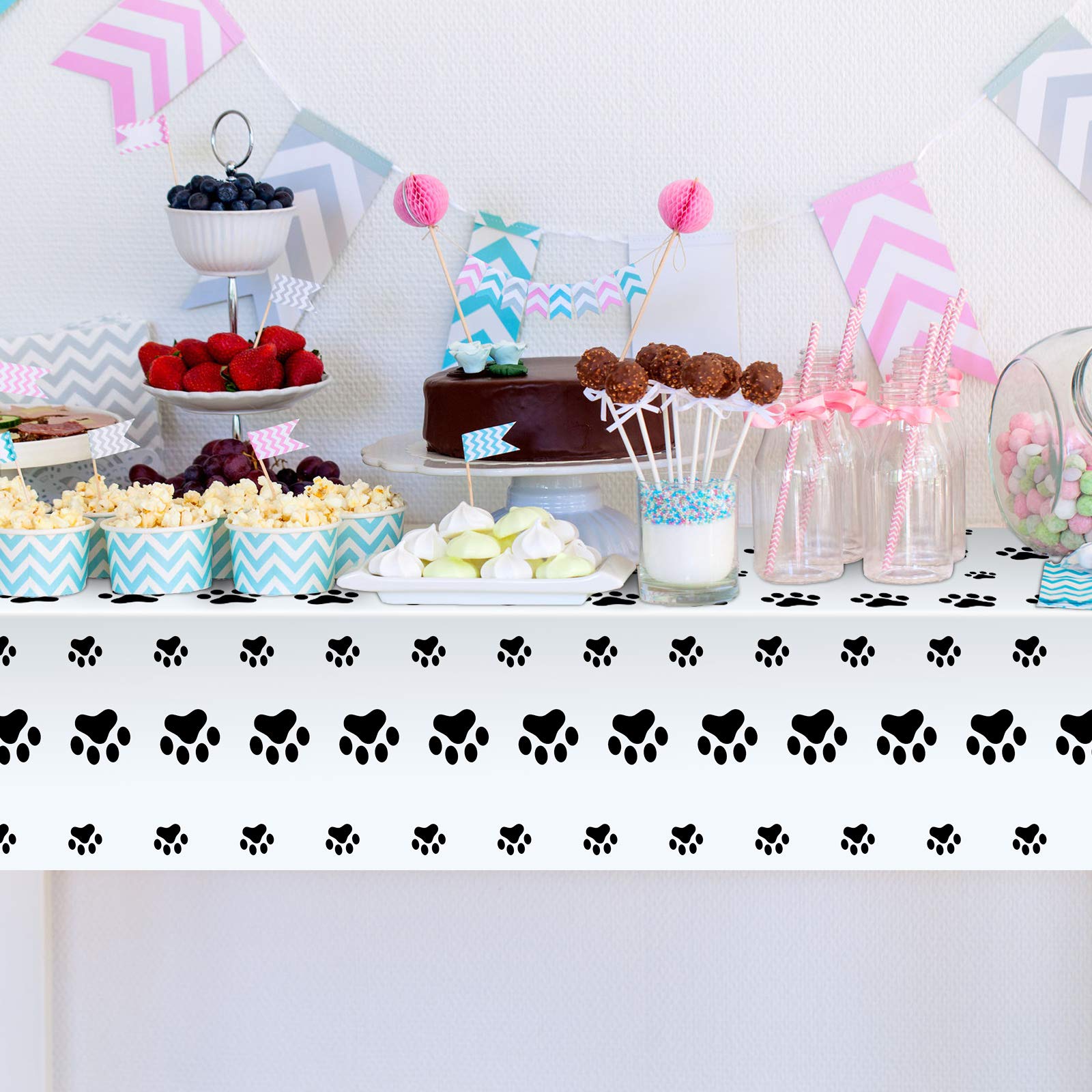 Tatuo table cover suitable for indoor or outdoor dog-themed parties