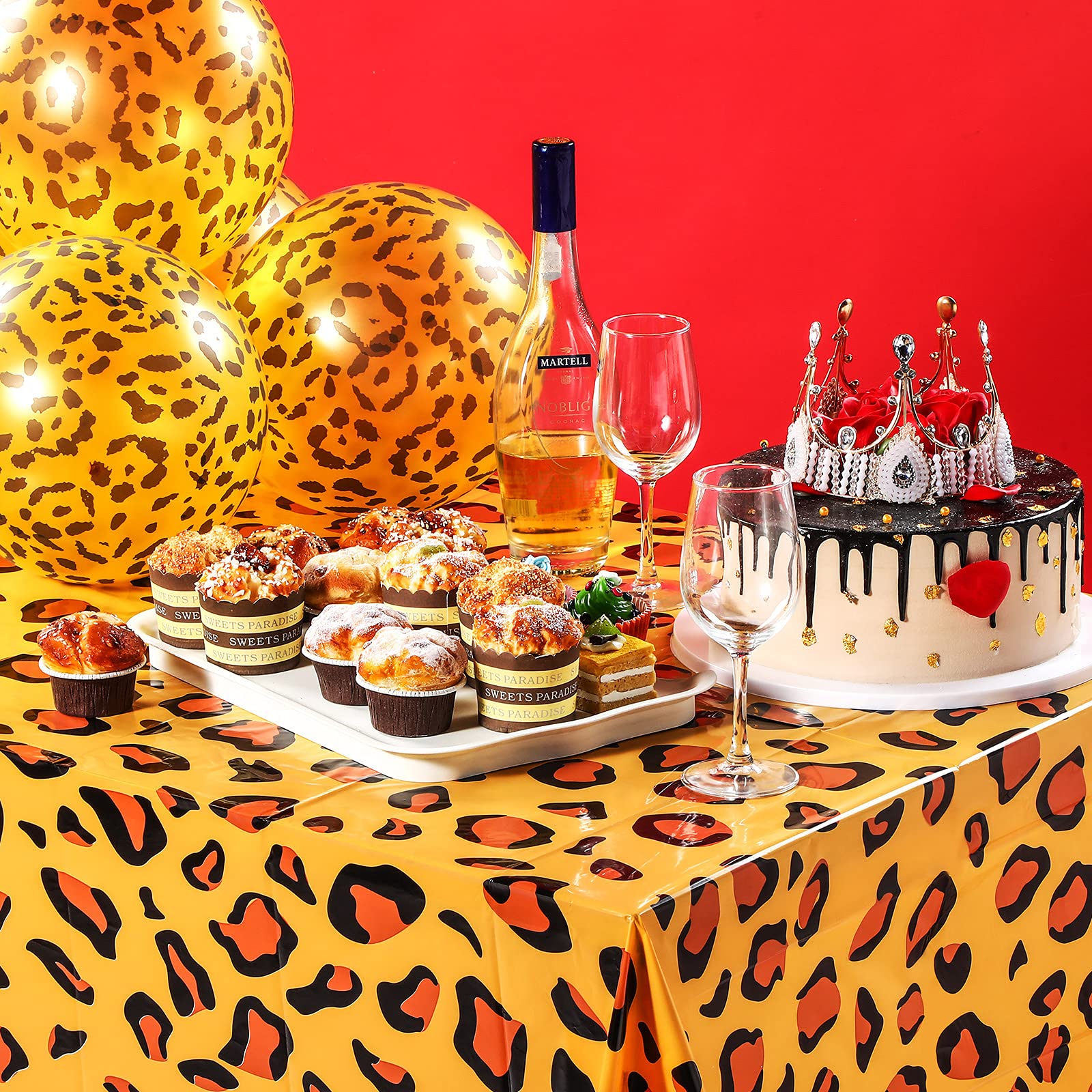 Tatuo safari tablecloth giraffe print: playful design brightening kids' jungle-themed events.