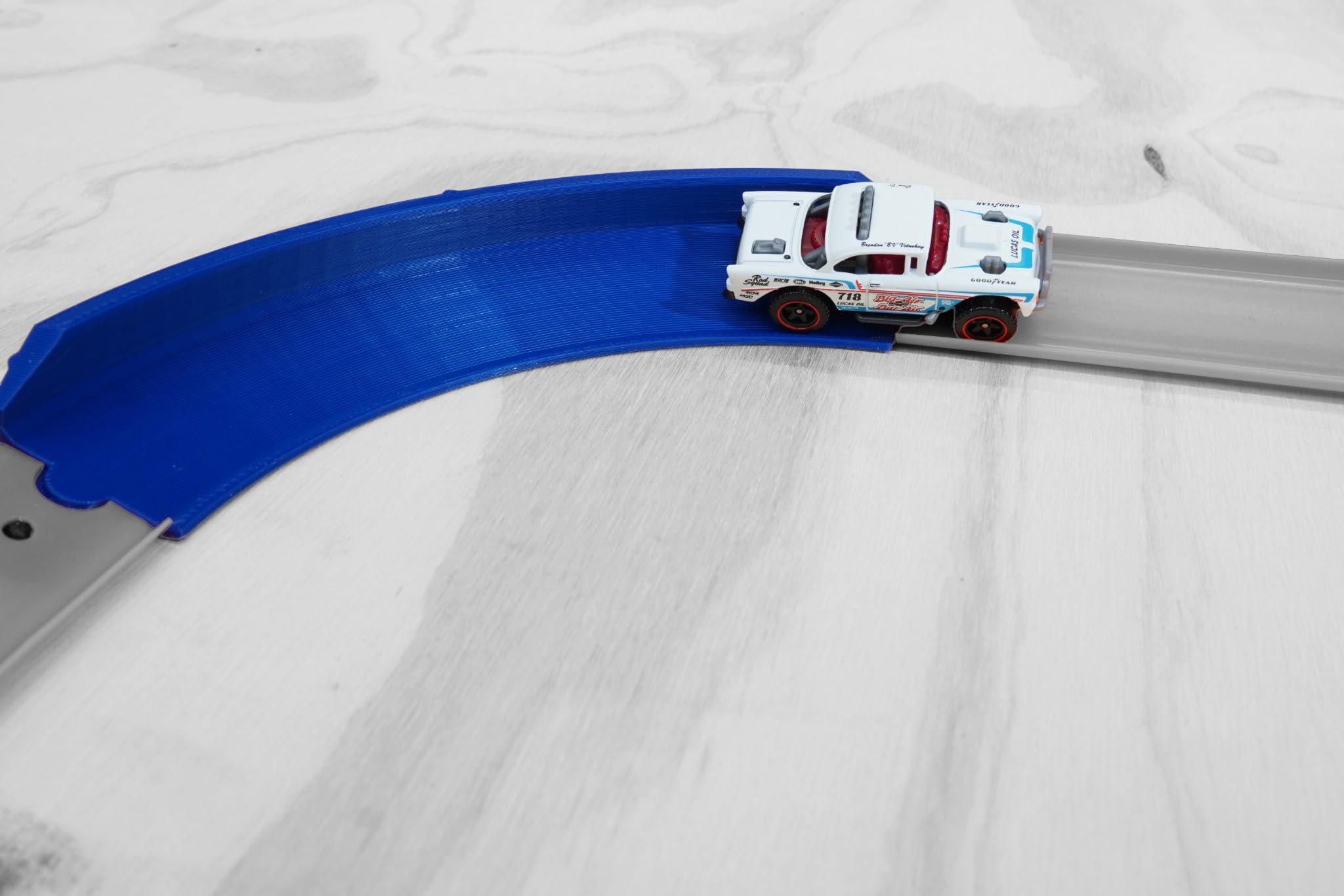 TechConnext high-speed corner enhances dynamic Hot Wheels play.