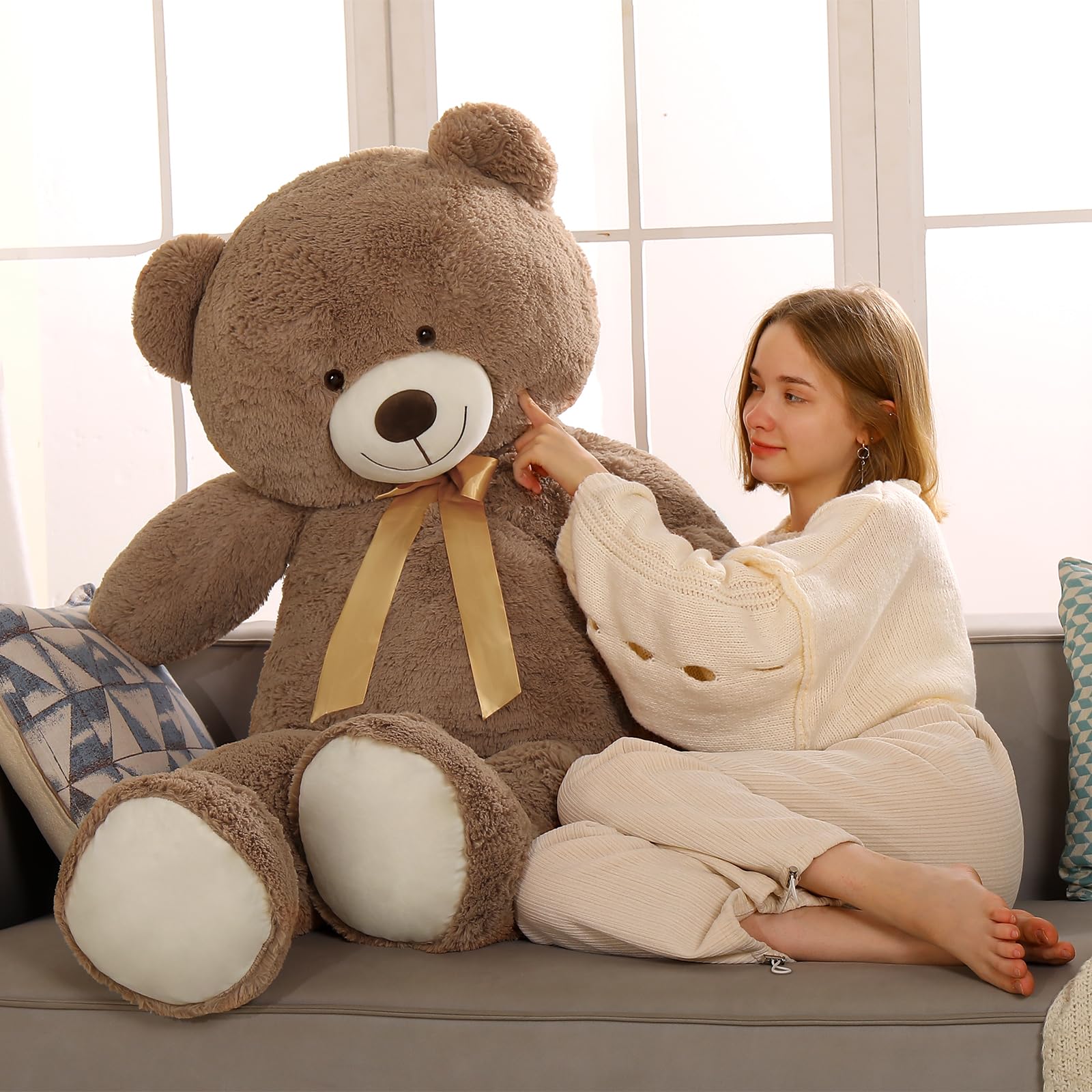Tezituor giant brown teddy back view highlights soft, huggable size.