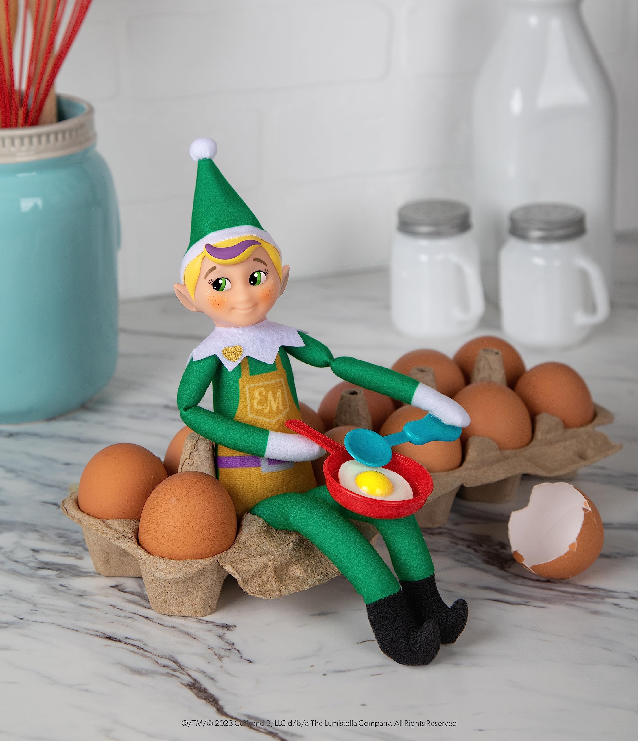 The Elf on the Shelf Polar Props saucepan brings sizzling kitchen drama to scenes.