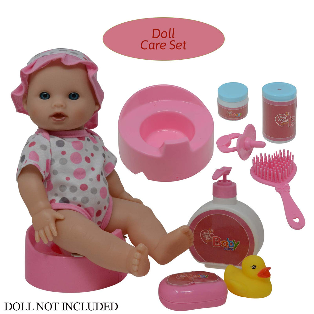 The New York Doll Collection plates and cutlery set supports mealtime pretend play.