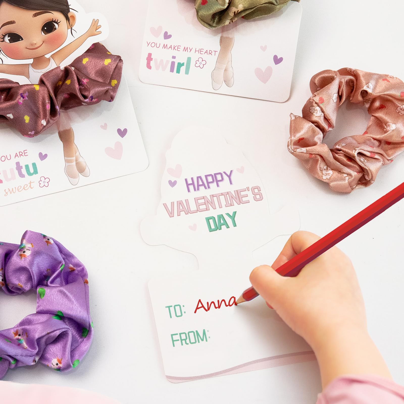 Thigreact classroom valentine set is ideal for school party planning and exchanges.