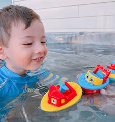 Easy-to-grip 3 Bees & Me boats support little hand control in the tub