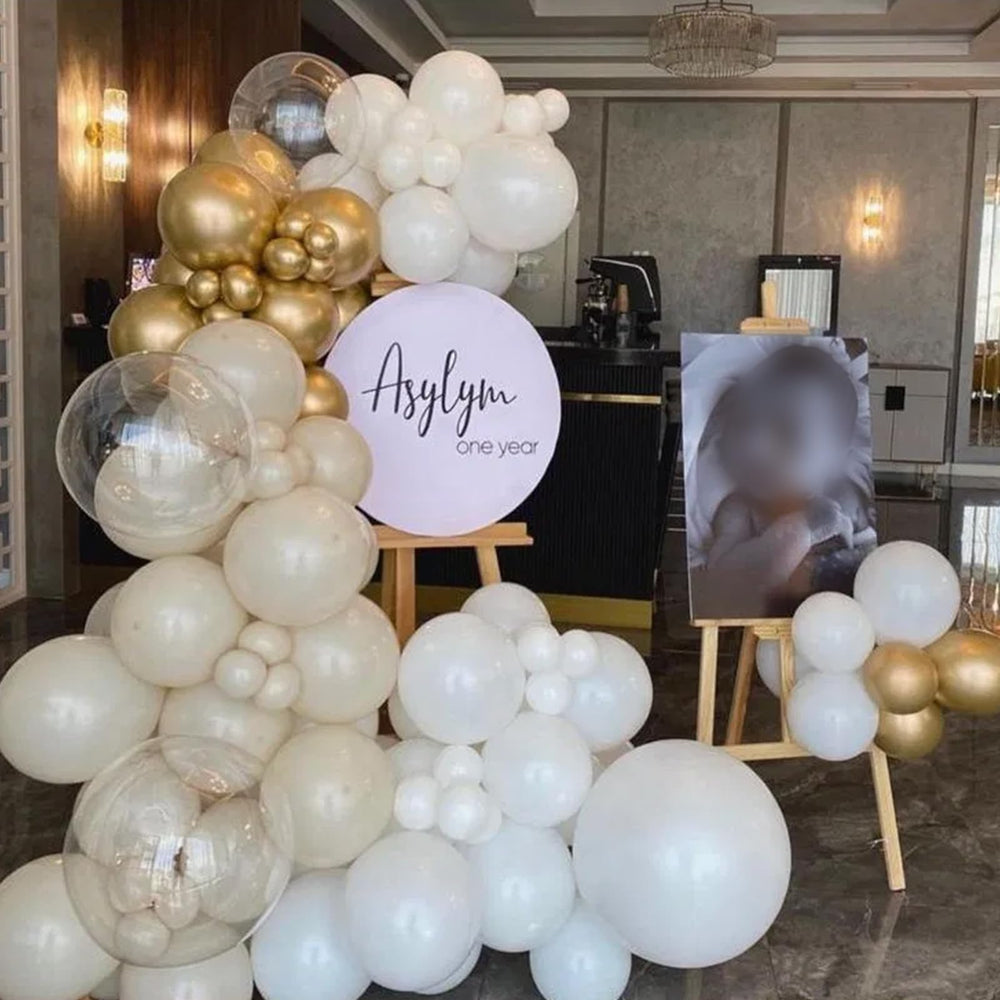 Togvu anniversary wedding photo booth balloons for chic venue styling.