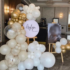 Togvu anniversary wedding photo booth balloons for chic venue styling.