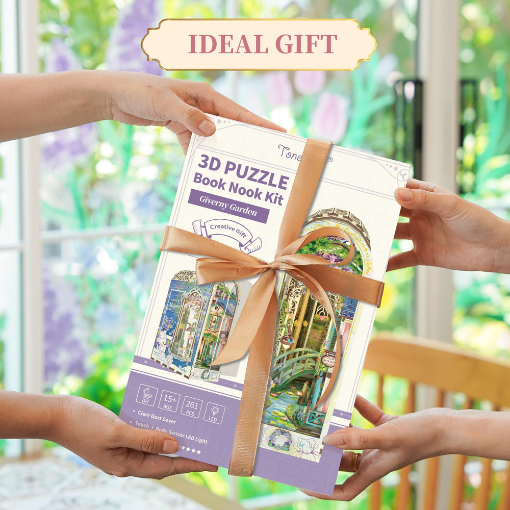 Tonecheer gift-ready miniature decor blends artful shelving with storytelling potential.