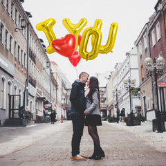 TONIFUL 40in O balloon in gold complements love-led anniversaries.