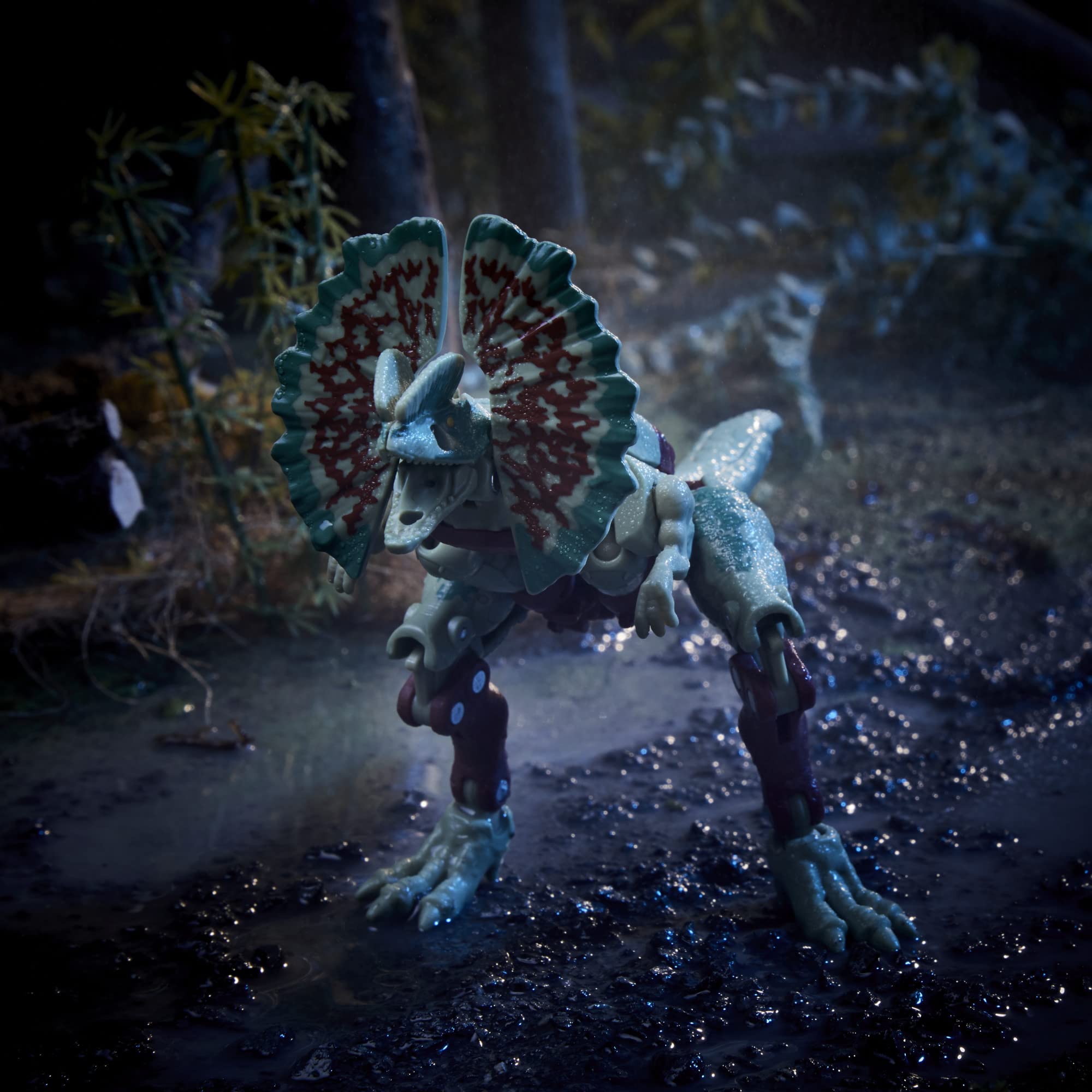 Transformers JP12 venom blast effect enhances dramatic battle poses.