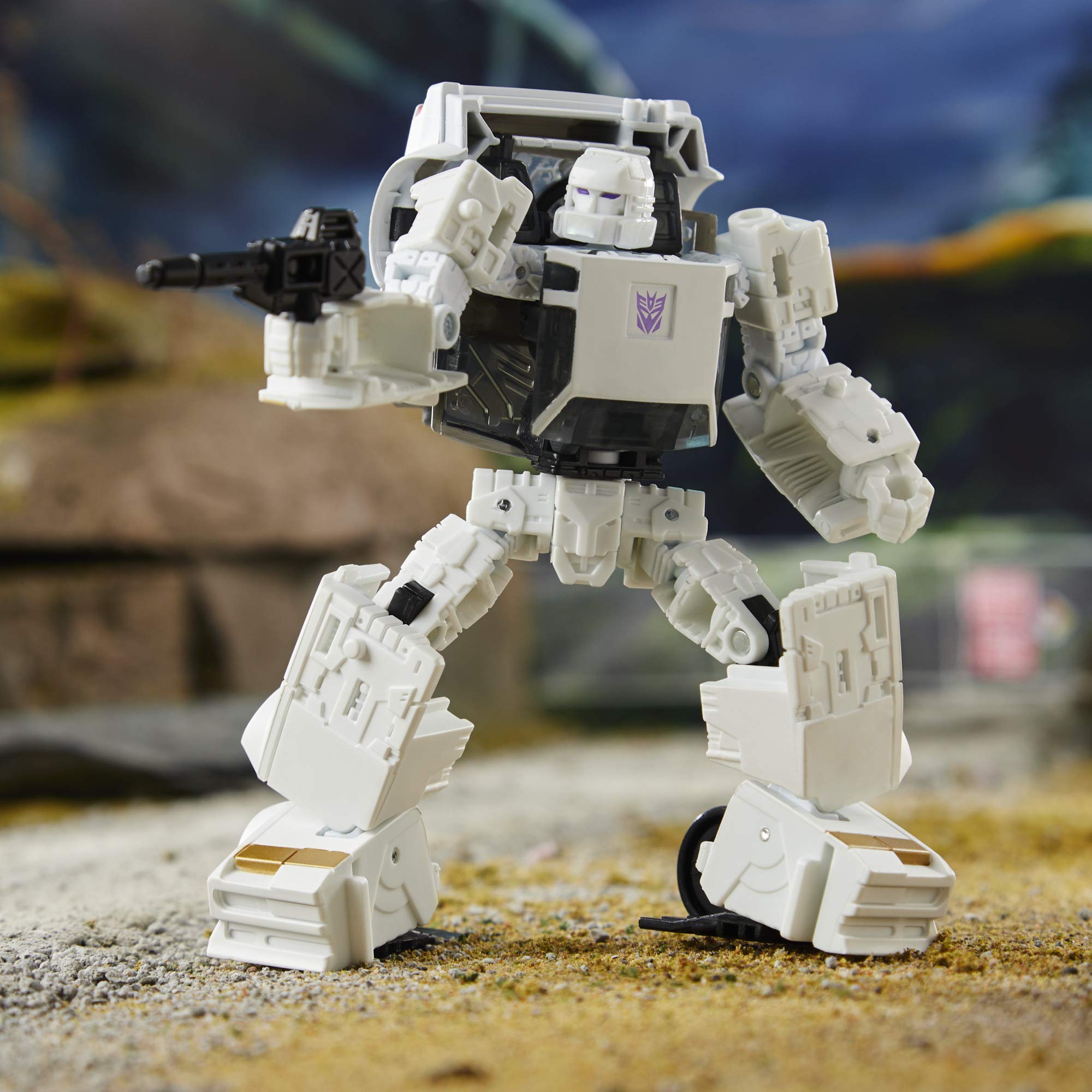 Earthrise display scene with Runamuck enhances battle dioramas.