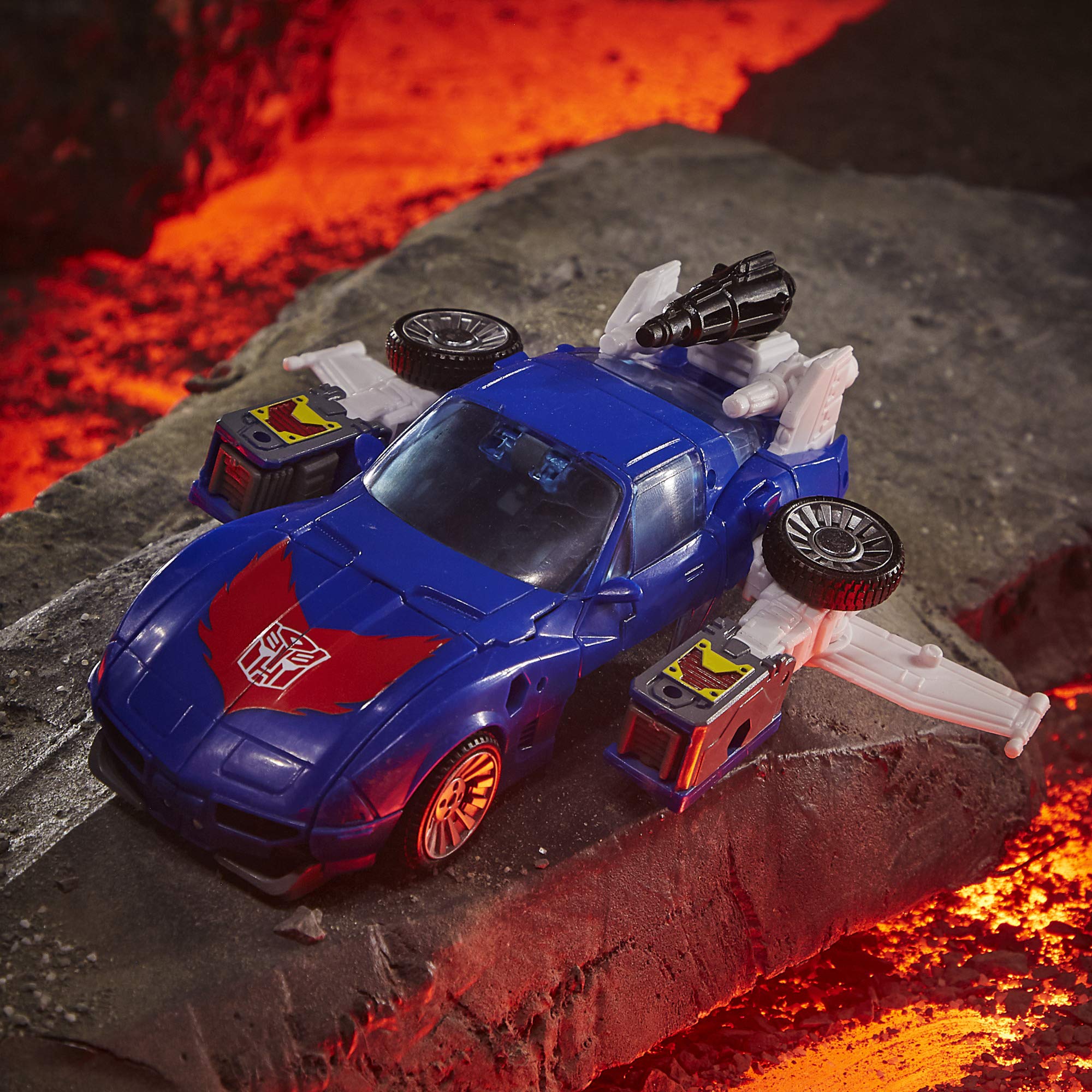 Transformers Kingdom Deluxe WFC-K26 Autobot Tracks blaster weapon adds extra combat-ready option.