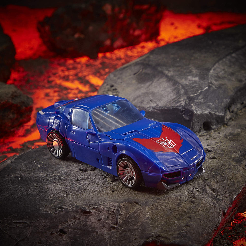 Transformers Kingdom Deluxe WFC-K26 Autobot Tracks flying car mode supports fast imaginative play.