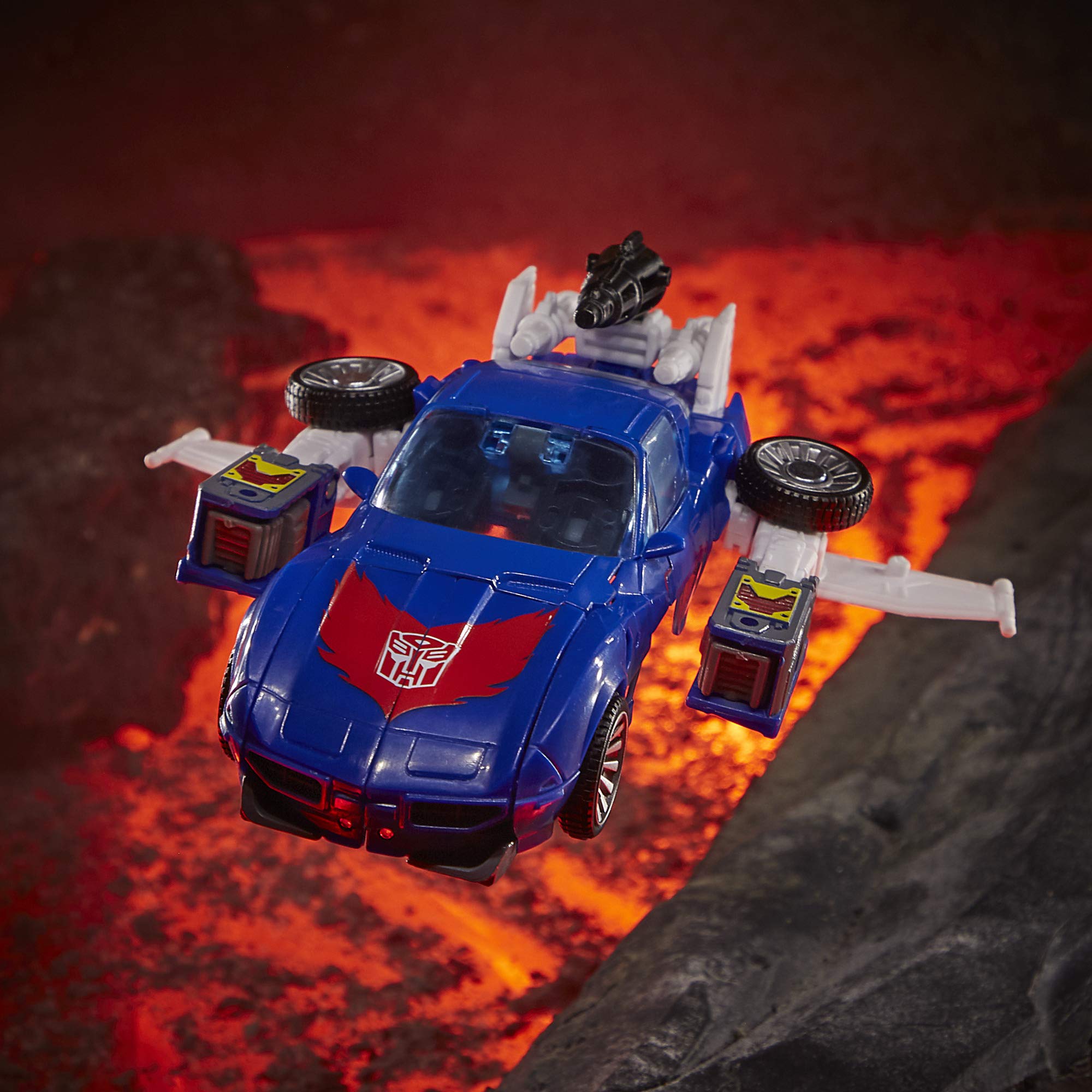 Transformers Kingdom Deluxe WFC-K26 Autobot Tracks missile launcher accessory boosts action play.