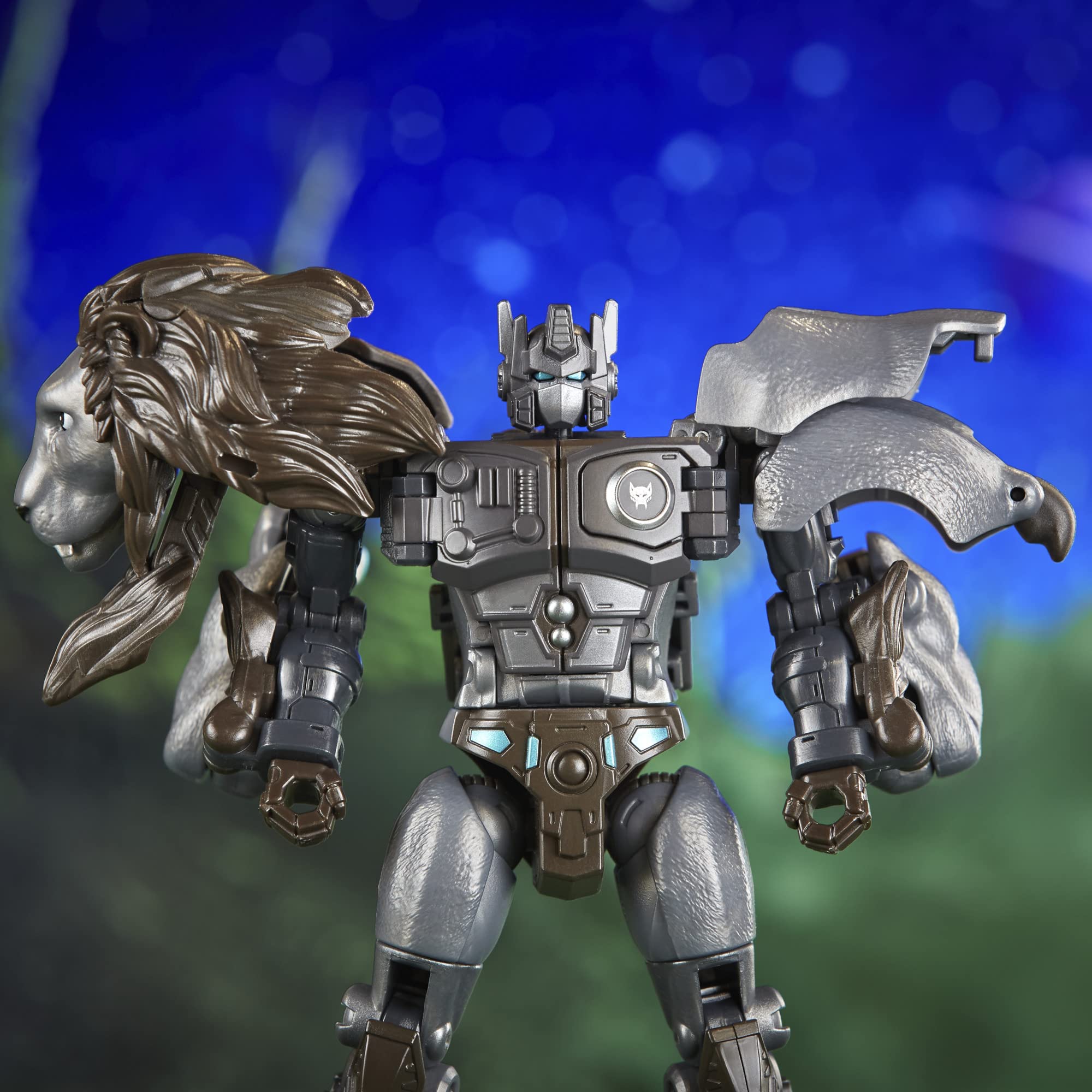 Claw blades extend from Nemesis Leo Prime’s lion paws in robot mode.