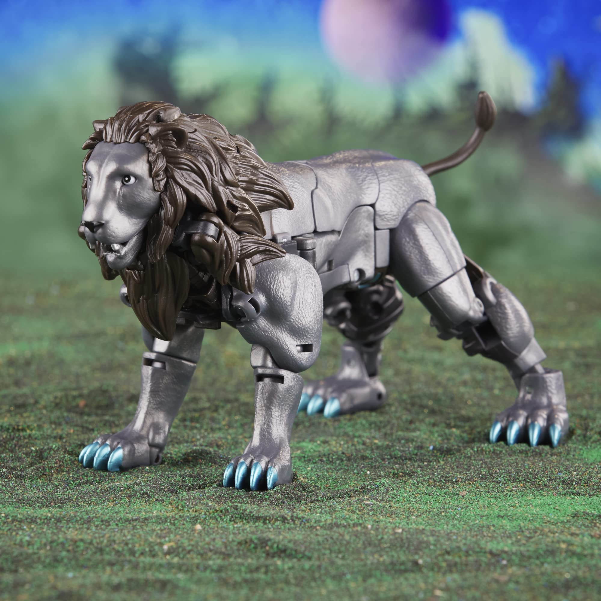 Nemesis Leo Prime demonstrates smooth robot-to-lion conversion for dynamic posing.