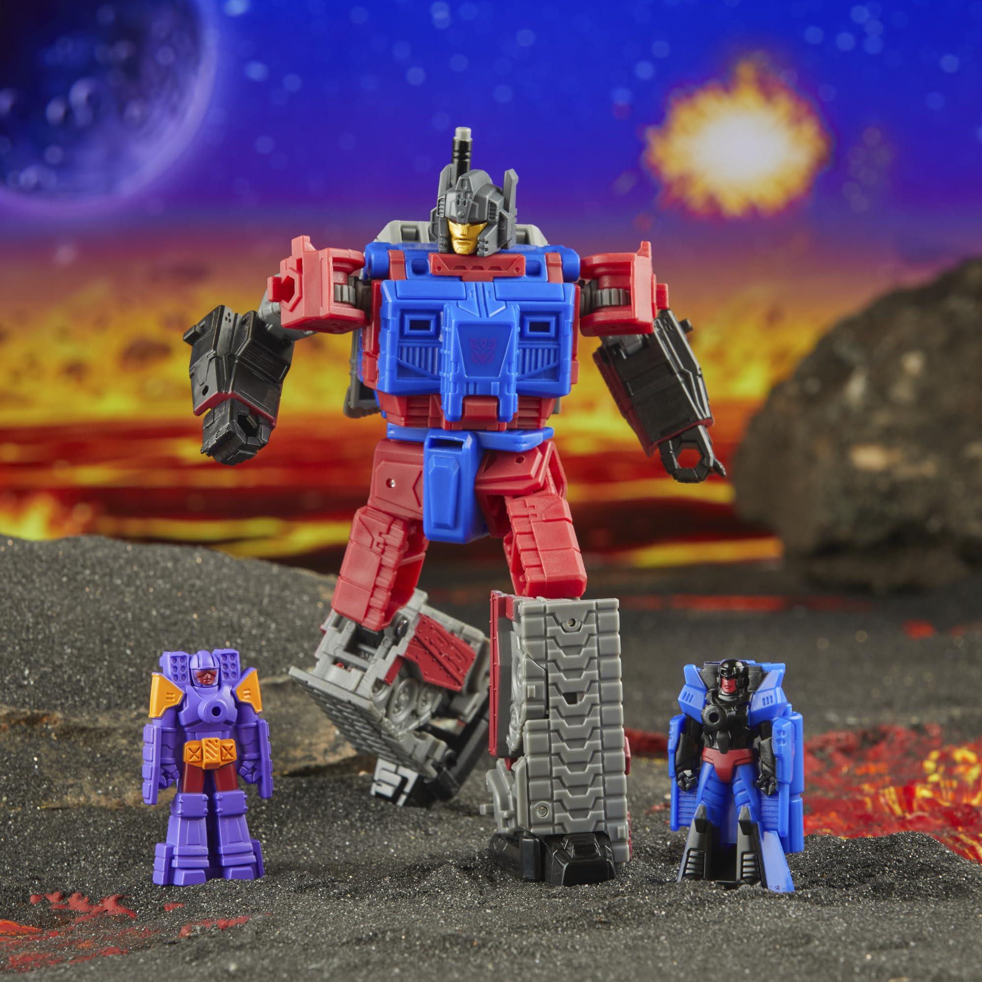Transformers Legacy Tiptop G1 Universe figure accompanies Quake for extra play options.