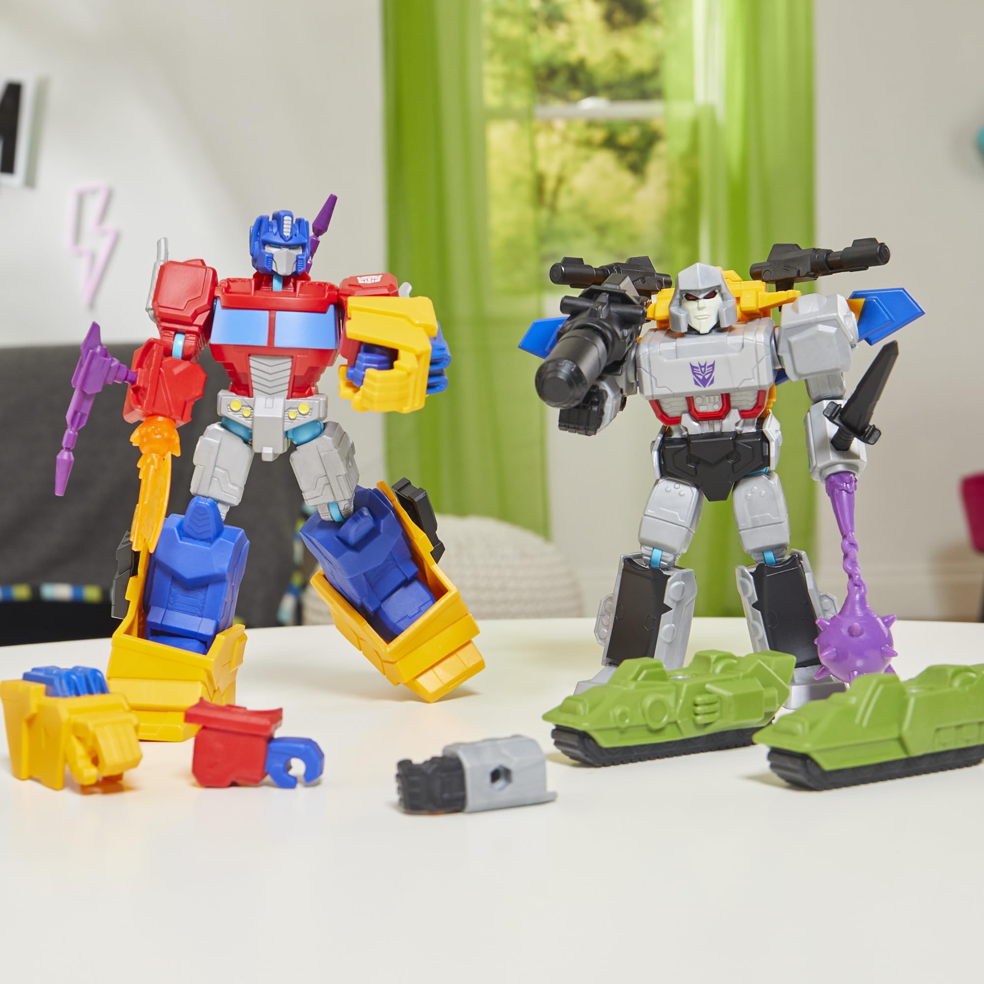 Transformers MixMashers deluxe gift-pack offers a versatile, engaging toy for kids aged 4+.