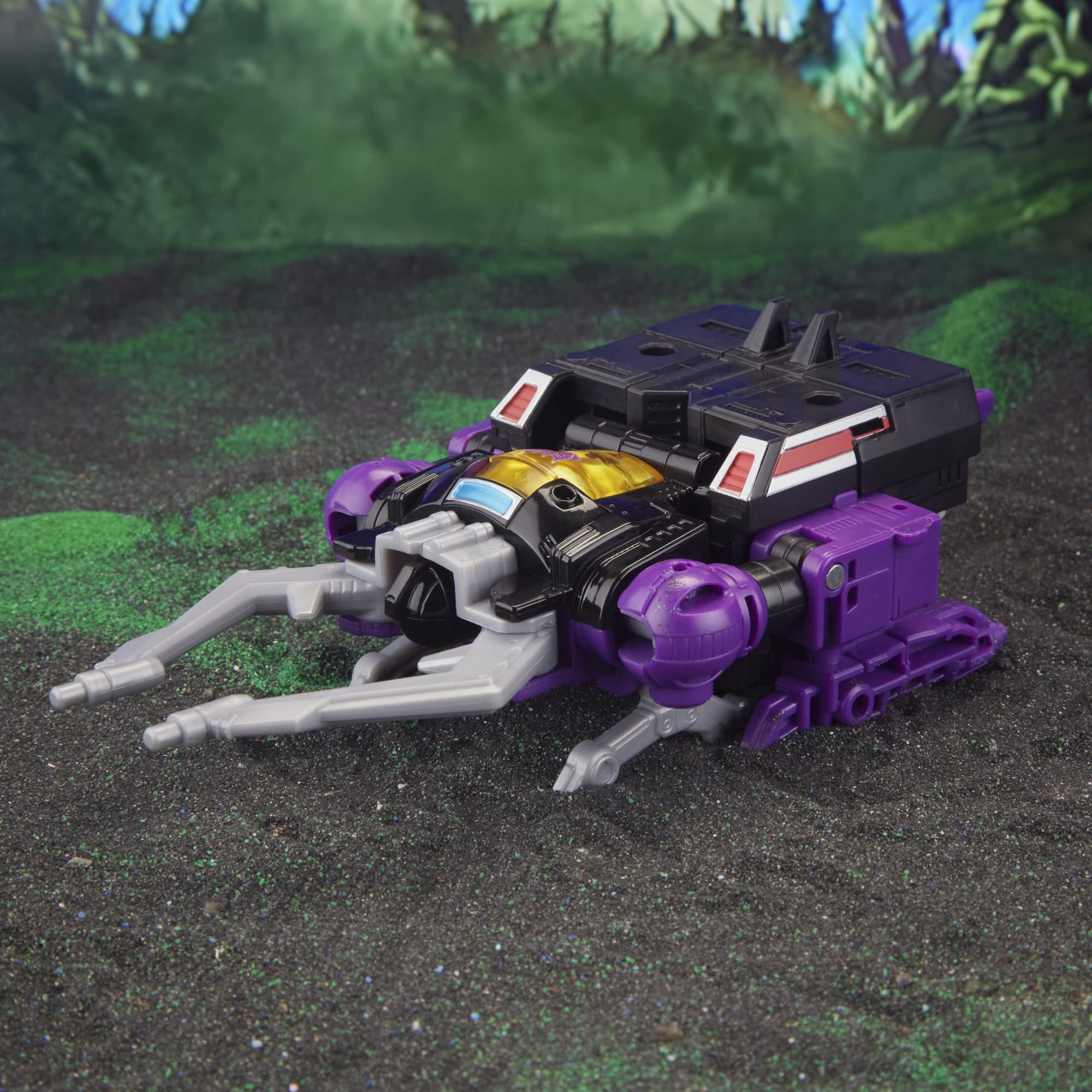 Shrapnel's movable mandibles add realistic attack poses
