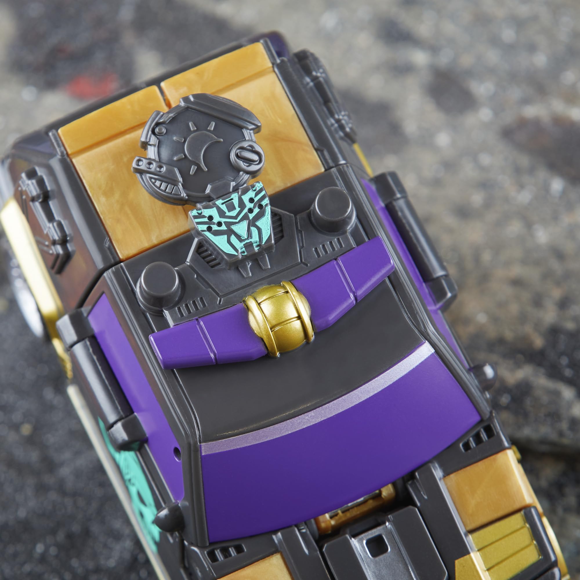 Transformers Star Raider Cannonball removable roof piece boosts display options.