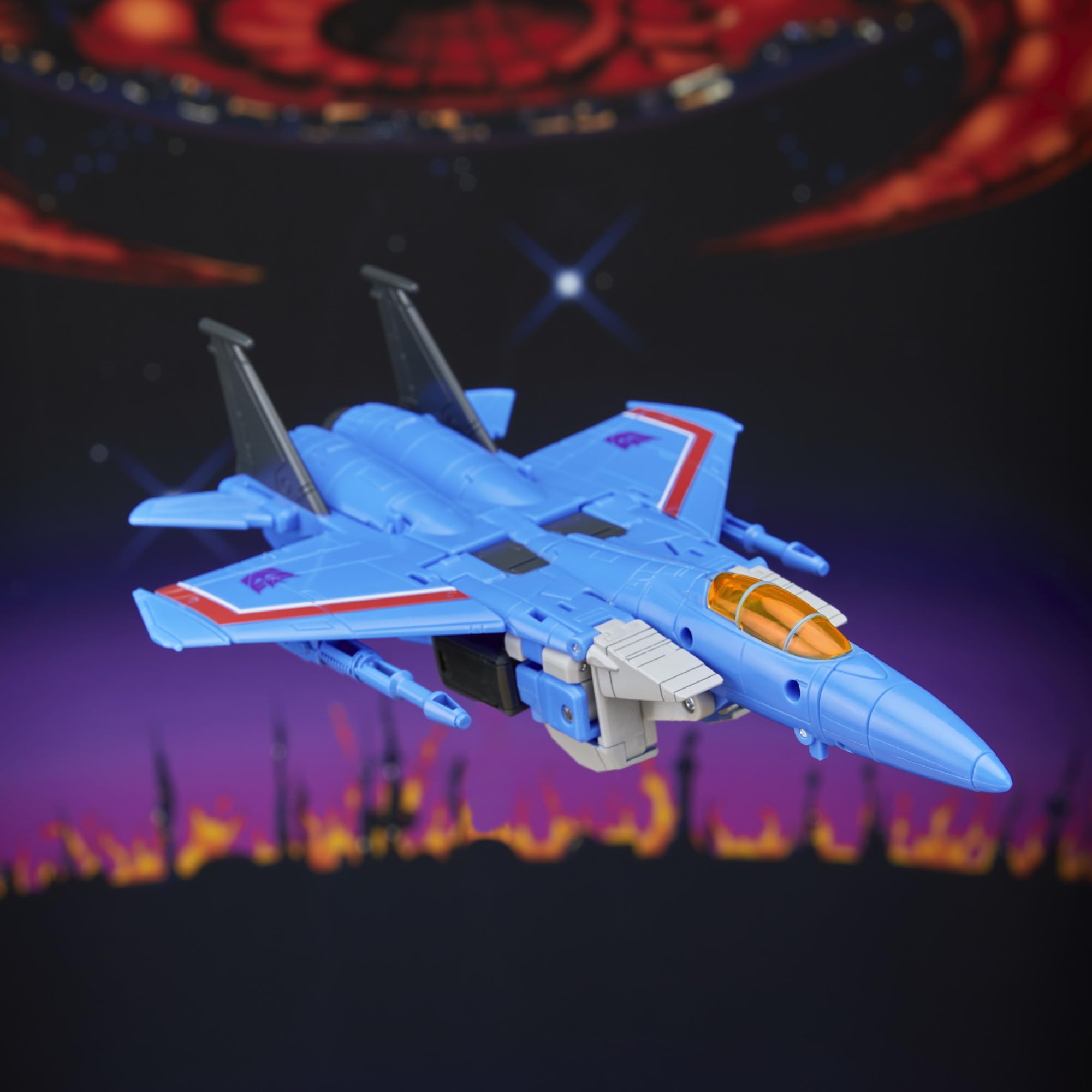 Thundercracker includes two arm blaster accessories attachable in both modes.