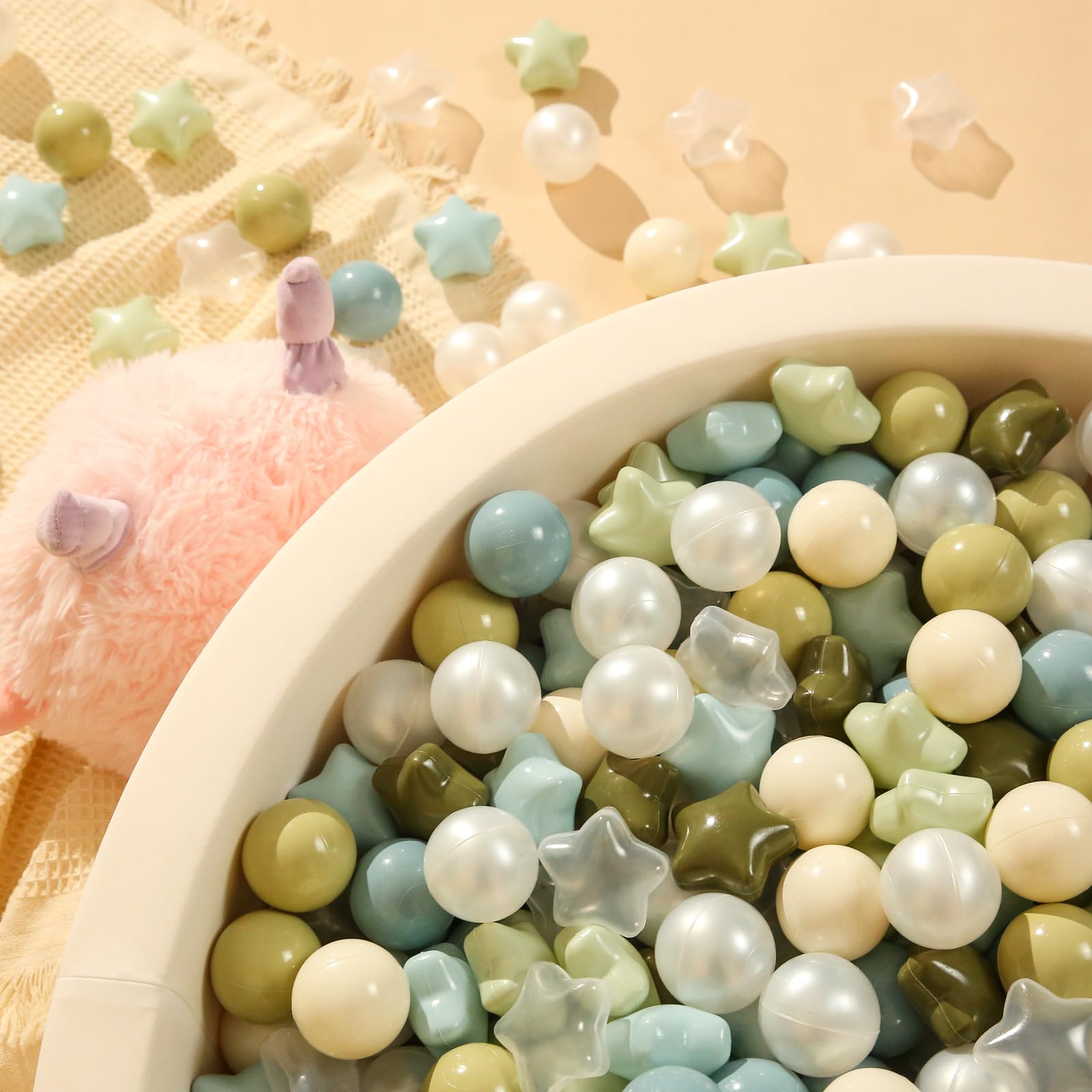 TRENDPLAY Colorful star balls support color recognition and imaginative play.