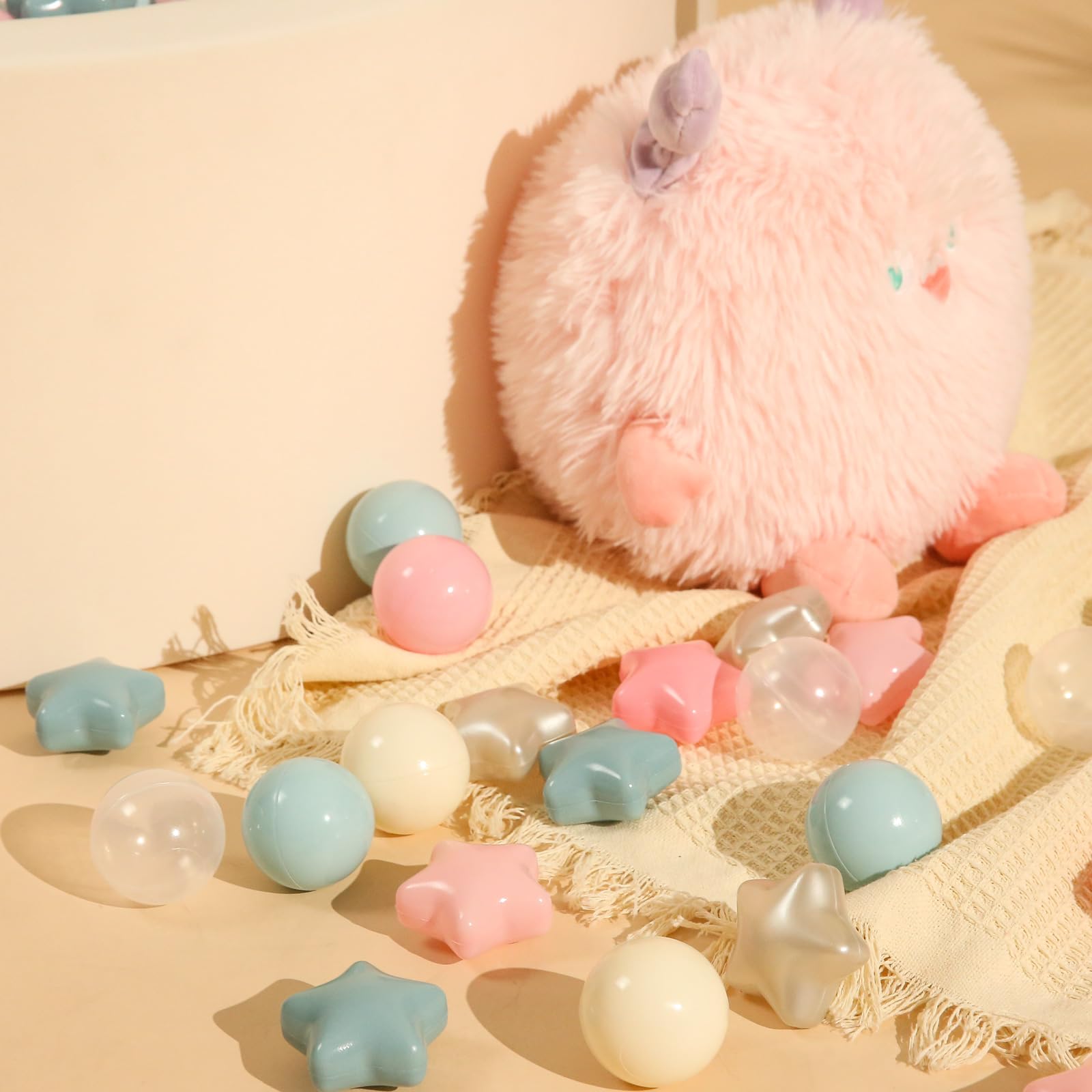 TRENDPLAY Star Ball Pit Balls add festive touch to Christmas displays.