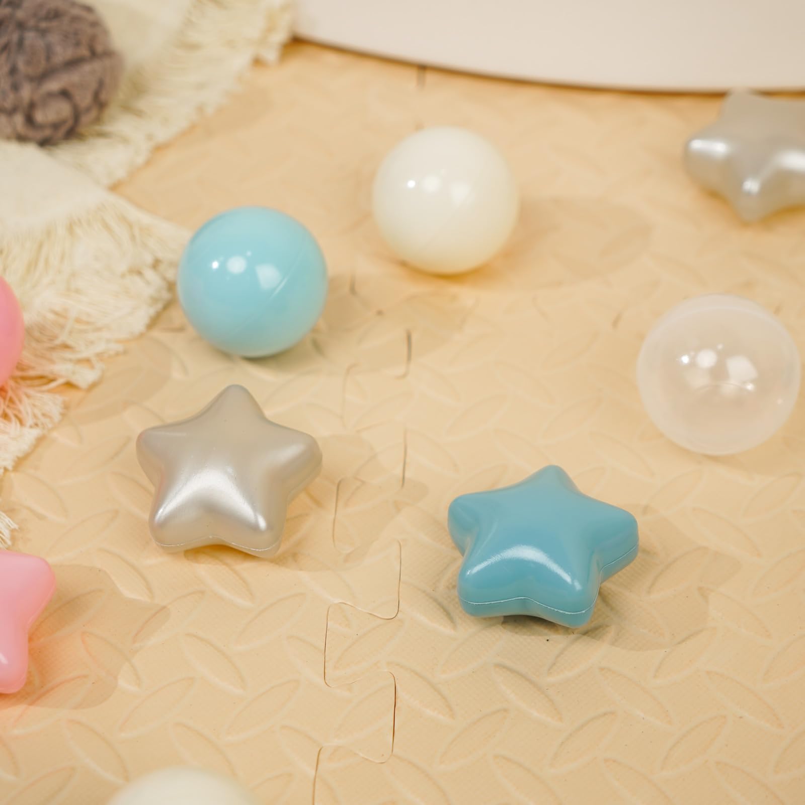 TRENDPLAY Star Ball Pit Balls with convenient storage bag for easy cleanup.