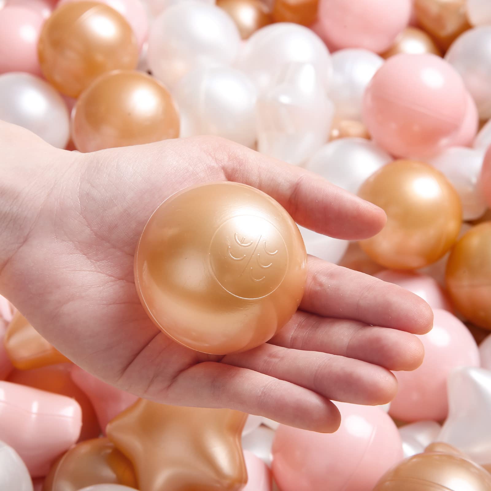 TRENDPLAY Star Ball Pit Balls star shapes enhance imaginative play sessions.