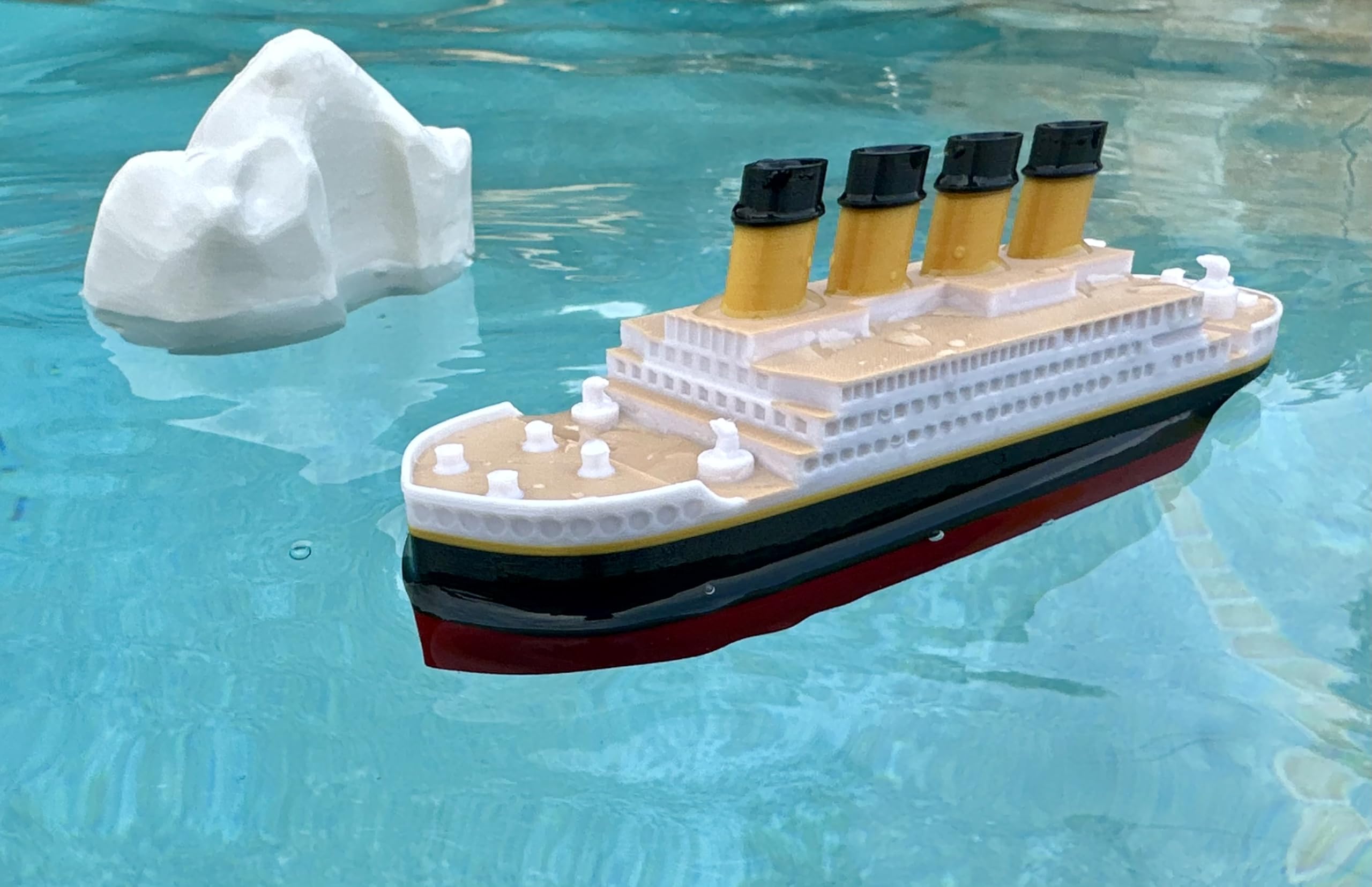 TUBTASTIC Titanic display-worthy model for shelves.