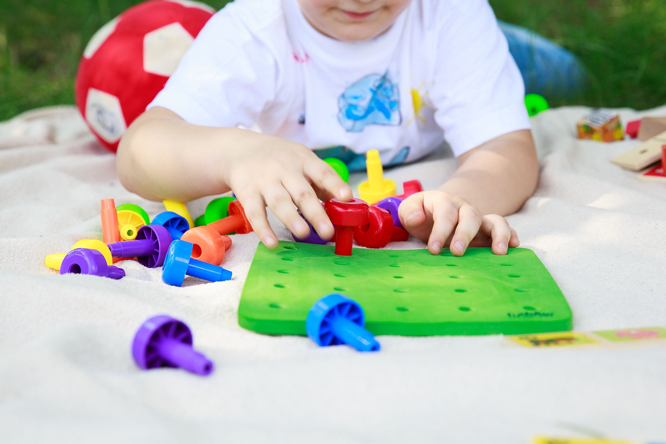 Drawstring bag keeps all Peg Board pieces organized for travel.