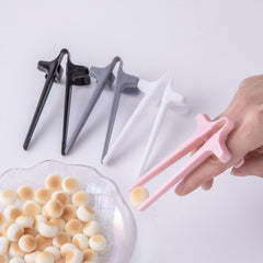 Tuning Master snack clip demonstration for mess-free eating