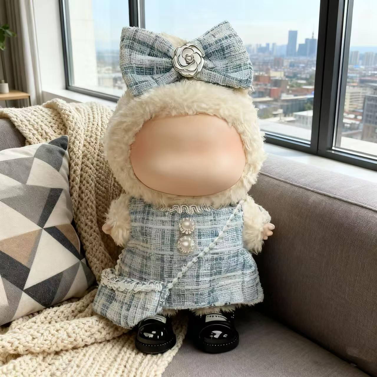 Ueuo mini bag for Labubu doll, perfect for accessories and display.