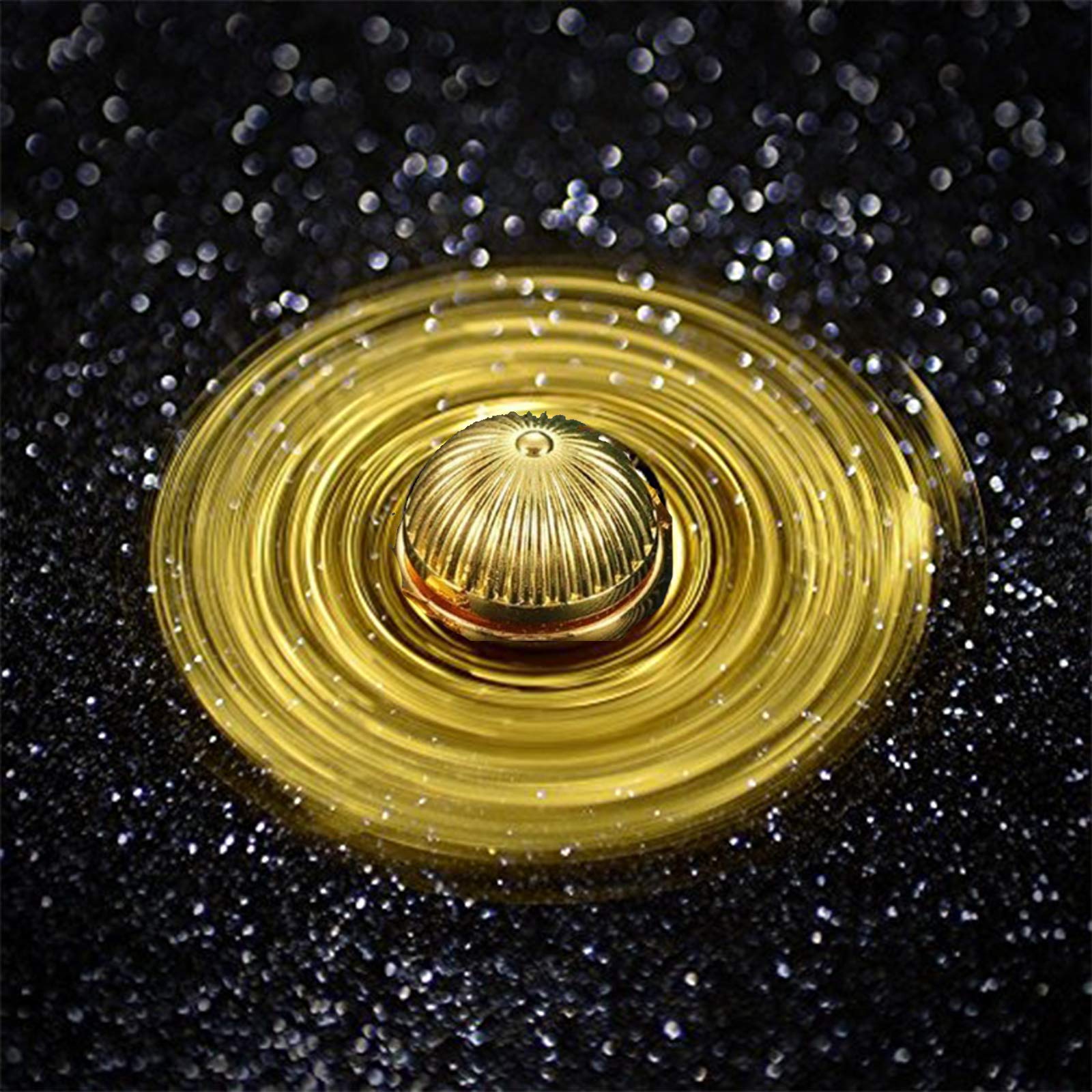 Umnodobn Gold Spinner in hand demonstrating compact focus accessory.