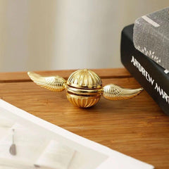 Umnodobn Gold spinner on desk showing calm fidgeting at work.