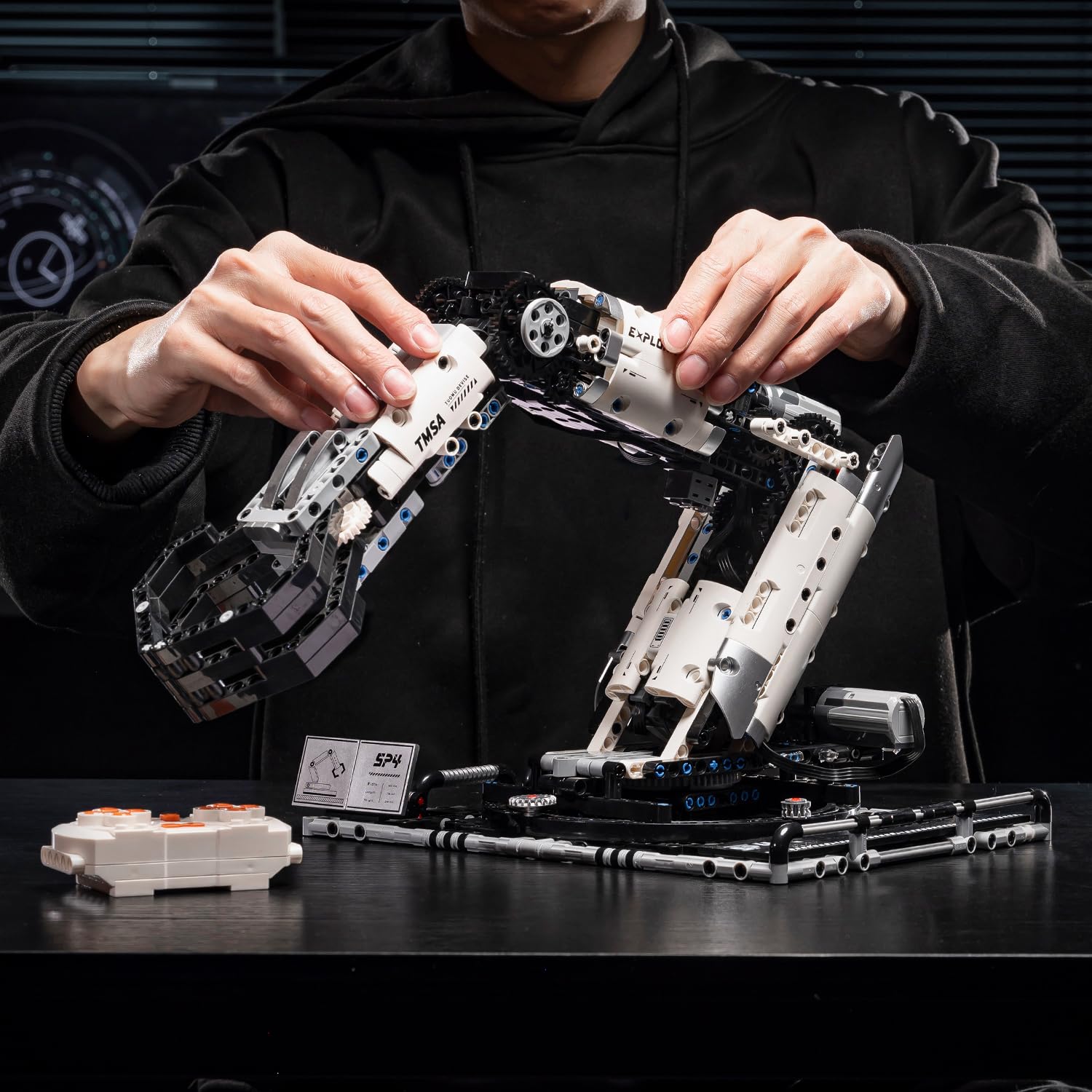 UNCLE BRICK arm chassis with near 360 degree rotation offers versatile maneuvering