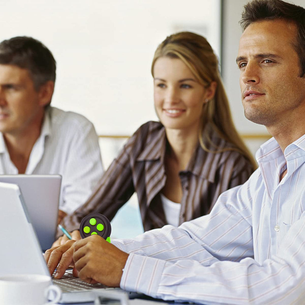 UOOEFUN in-use shot illustrates discreet focus aid during work or study