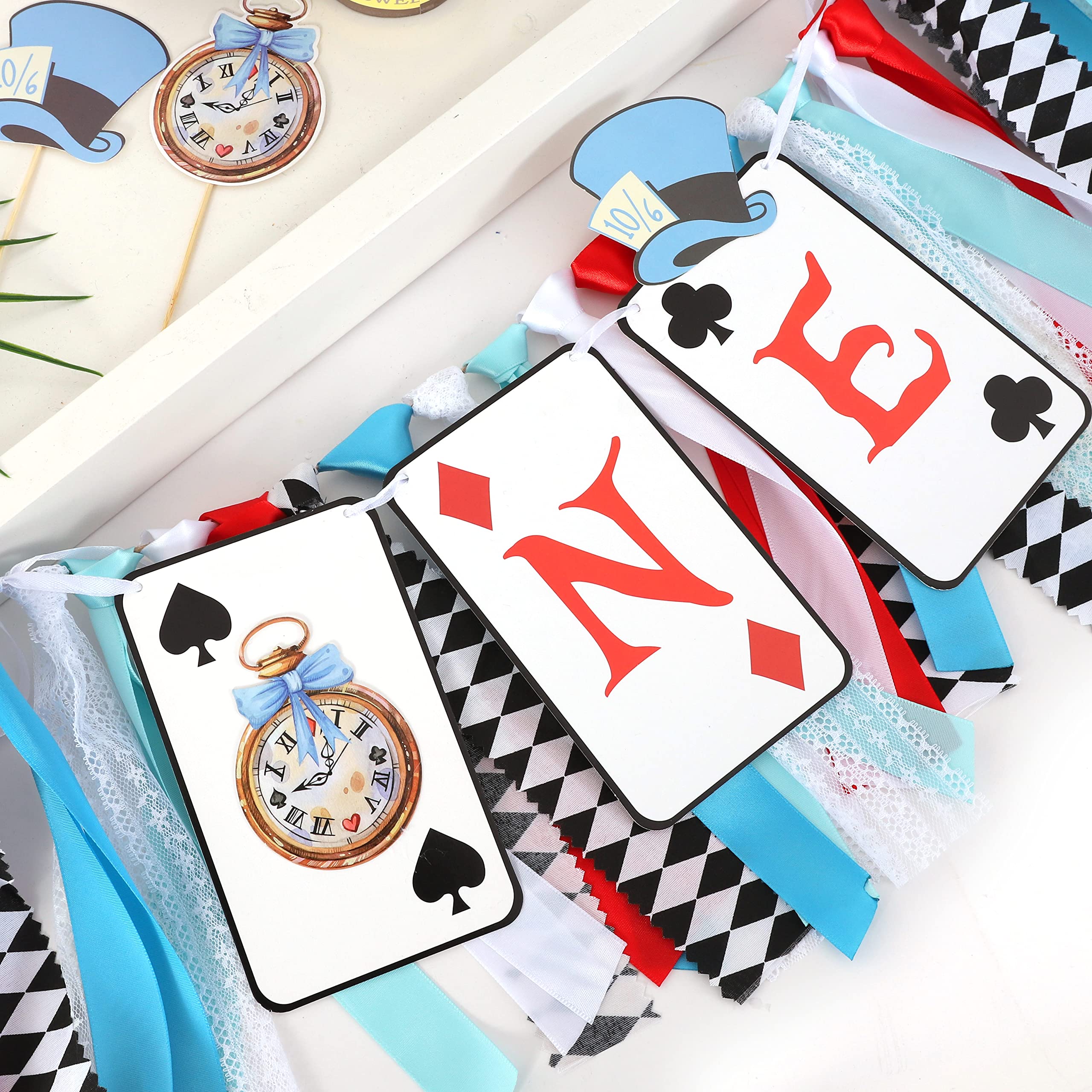 VAVAYAO Wonderland-themed table decor enhances party focal points